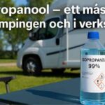 Isopropanol 99 % från Kemexperten.se på campingbord, perfekt för rengöring och verkstad.